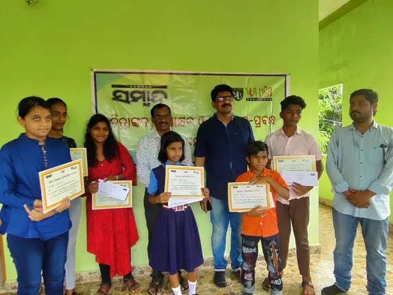 ‘ସମ୍ବାଦ- ଆମ ଓଡ଼ିଶା’ ପକ୍ଷରୁ କୃତୀ ପ୍ରତିଯୋଗୀ ପୁରସ୍କୃତ