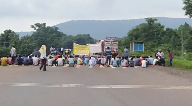 ଜବରଦଖଲ ପ୍ରତିବାଦରେ ଗ୍ରାମବାସୀଙ୍କ ଜାତୀୟ ରାଜପଥ ଅବରୋଧ