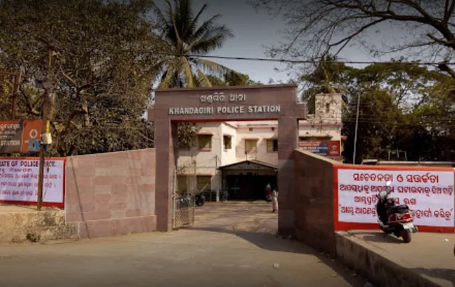 ପ୍ରେମିକକୁ ବିବାହ ପାଇଁ ଜିଦ୍ ଧରି ଥାନାରେ ବସିଲେ ପ୍ରେମିକା, ପୁଲିସ ହସ୍ତକ୍ଷେପ ପରେ ହେଲା ସମାଧାନ