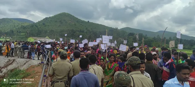 ରଣକ୍ଷେତ୍ର ପାଲଟିଲା ଜନଶୁଣାଣି ମଞ୍ଚ, ସଭାସ୍ଥଳୀ ଭାଙ୍ଗିଲେ ଅଣପ୍ରଭାବିତ ଆଦିବାସୀ