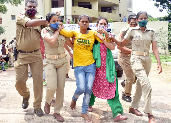 ବିନା ପରୀକ୍ଷାରେ ଯୁକ୍ତ୨ ପାସ୍‌ କରାଅ: ବିକ୍ଷୋଭ ବେଳେ ହାତ କାଟିଦେଲେ ଛାତ୍ରୀ