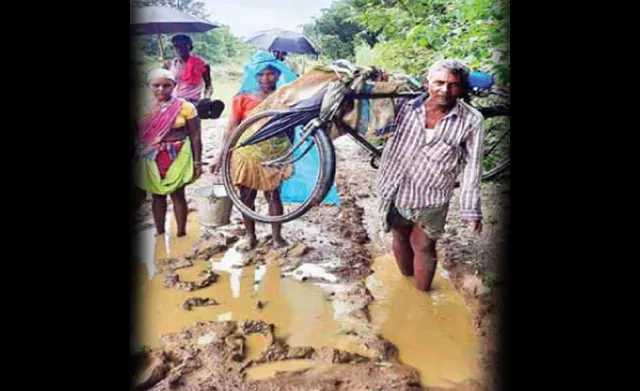 ସ୍ୱାଧୀନତାର ୭୫ ବର୍ଷ ପରେ ବି ସ୍ଥିତି ଏମିତି! ଗାଁକୁ କାଦୁଅ ପଚପଚ ବାଟ