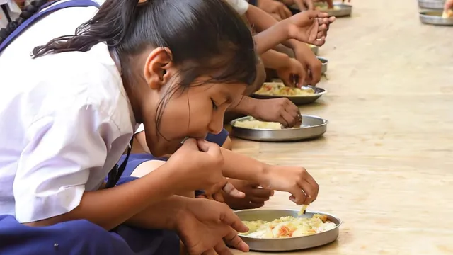 ଆନ୍ଦୋଳନକୁ ଓହ୍ଲାଇବ ମଧ୍ୟାହ୍ନ ଭୋଜନ ପାଚିକା ସହାୟିକା ସଂଘ ମିଳିତ ମଞ୍ଚ: ରାଜ୍ୟ ସରକାରଙ୍କୁ ୧ମାସର ମହଲତ