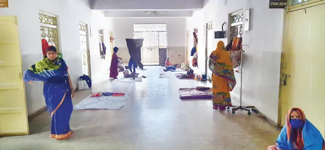 ପୁଣି ଚର୍ଚ୍ଚାରେ ଏମ୍‌କେସିଜି ମେଡିକାଲ କଲେଜ: ଚଟାଣରେ ଶୋଉଛନ୍ତି ରୋଗୀ