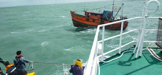 ବଙ୍ଗୋପସାଗରରେ ମୃତ୍ୟୁ ସହ ସଂଗ୍ରାମ କରୁଥିବା ମତ୍ସ୍ୟଜୀବୀଙ୍କୁ ଉଦ୍ଧାର କଲା କୋଷ୍ଟଗାର୍ଡ