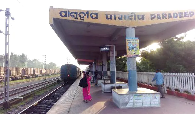 ପାରାଦୀପକୁ ୪ ବଦଳରେ ଆସୁଛି ଗୋଟିଏ ଟ୍ରେନ୍; ଦୈନିକ ଯାତ୍ରୀ ଖର୍ଚ୍ଚାନ୍ତ, ରୋଜଗାର ହରାଇଲେଣି ଉଠା ଦୋକାନୀ