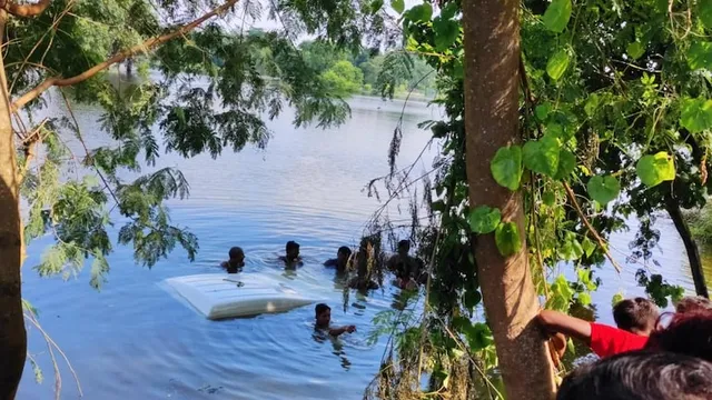  ବିହାରର ବେଗୁସରାଇରେ ସ୍କୁଲ୍‌ ପିଲାଙ୍କୁ ନେଇ ଯାଉଥିବା କାର୍‌ ଓଲଟି ନଈରେ ପଡ଼ିଲା