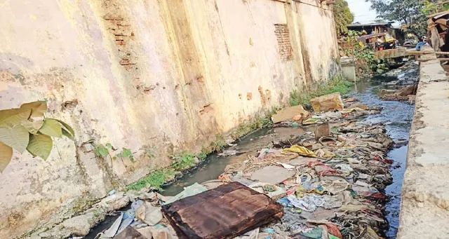 ଡ୍ରେନ୍ ମଇଳା ଭିତରେ ଜୟ କିଷାନ ବସ୍ତି: ହନ୍ତସନ୍ତ ୫୦୦ ପରିବାର