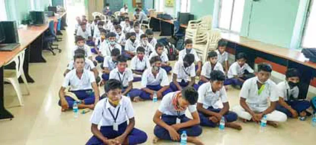 ଅଧରାତିରେ ହଷ୍ଟେଲ ଛାଡ଼ିଲେ ୪୫ ଛାତ୍ର; ୨୦ କିମି ଚାଲିଲେ, ବୁଝାସୁଝା ପରେ ଫେରିଲେ