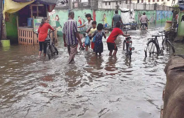 କଟକ : ୧୮ ଘଣ୍ଟା ପରେ ବି ଘରେ, ରାସ୍ତାରେ ପାଣି ; ୨ଶହ ମଟର ପମ୍ପ ଚାଲିବାକୁ ନେଇ ଉଠୁଛି ପ୍ରଶ୍ନ