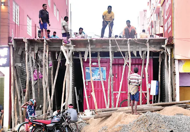 ସ୍ୱର୍ଗଦ୍ୱାର ଚାରିପଟେ ମଦ ଦୋକାନ, ରାତାରାତି ଠିଆ କରିଦେଲେ କୋଠା