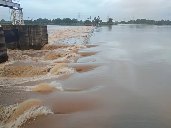 ବିପଦ ସଙ୍କେତ ଉପରେ ଜଳକା ନଦୀର ଜଳସ୍ତର, ମଥାନିଠାରେ ନଦୀର ଜଳସ୍ତର ରହିଛି ୫.୬ମିଟର