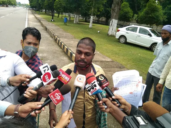 ଏସସିବିରେ ଚିକିତ୍ସା ଅଭାବକୁ ନେଇ ବିଧାନସଭା ଆଗରେ ହାତ କାଟି ବିଷ ପିଇଲେ ଯୁବକ