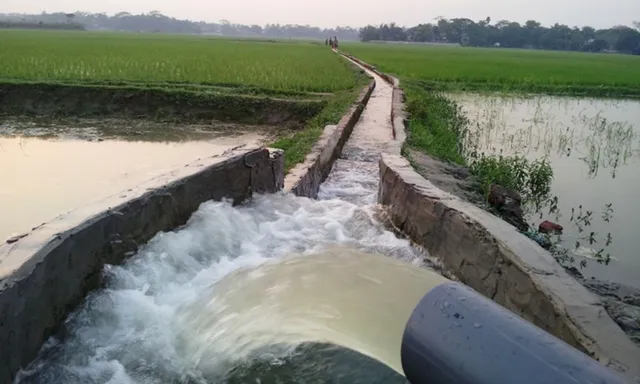 ଲାଞ୍ଚ କାରବାର ଯୋଗୁଁ ପ୍ରଧାନମନ୍ତ୍ରୀ କୃଷି ଜଳସେଚନ ଯୋଜନା ବିଭ୍ରାଟ: ଅଧିକାରୀଙ୍କ ତ୍ରୁଟି ସୁଧାରୁଛନ୍ତି କର୍ମଚାରୀ, କ୍ଷତିରେ ଚାଷୀ