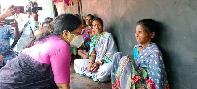 କେନ୍ଦୁଝର ଦୁଷ୍କର୍ମ ଓ ହତ୍ୟା ମାମଲା: ପରିବାର ସଦସ୍ୟଙ୍କୁ ଭେଟିଲେ ରାଜ୍ୟ ମହିଳା କମିସନ ଅଧ୍ୟକ୍ଷା