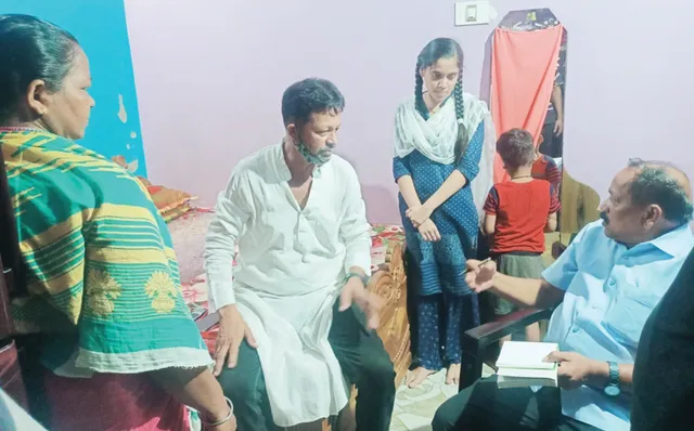 ଏଯାଏ ମିଳିନି ମୃତ୍ୟୁ ପ୍ରମାଣପତ୍ର; ସରକାରୀ ସହାୟତାରୁ ବଂଚିତ, କୋଭିଡ୍‌ ମୃତକଙ୍କ ପରିବାରକୁ ଭେଟି ସମସ୍ୟା ବୁଝିଲେ ସାଂସଦ ସୁବାସ ସିଂହ