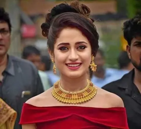 ଆଉ ପଛରେ ନାହାନ୍ତି ଓଲିଉଡର ଲୋକପ୍ରିୟ ନାୟିକା ଏଲିନା