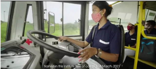 ଆମେ ବି କିଛି କମ୍‌ ନୁହଁ... ଭାରୀଯାନ ଚାଳକ ସିଟ୍‌ରେ ମହିଳା