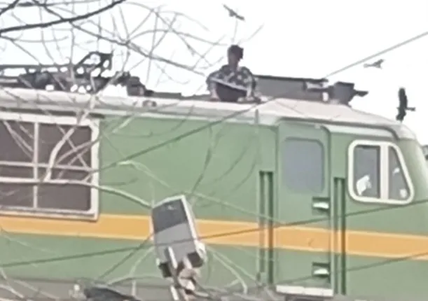 ରେଳ ଇଂଜିନ୍‌ ଉପରକୁ ଚଢ଼ିଗଲେ ମହିଳା