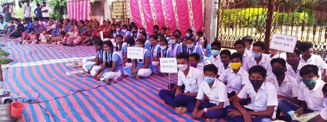 ପଡ଼ିଆବାହାଲ ପ୍ରାଥମିକ ସ୍କୁଲରେ ଆର୍ଥିକ ଅନିୟମିତତା ନେଇ ତେଜିଲା ଆନ୍ଦୋଳନ, ସ୍କୁଲ ଘେରିଲେ ଅଭିଭାବକ ଓ ଛାତ୍ରଛାତ୍ରୀ