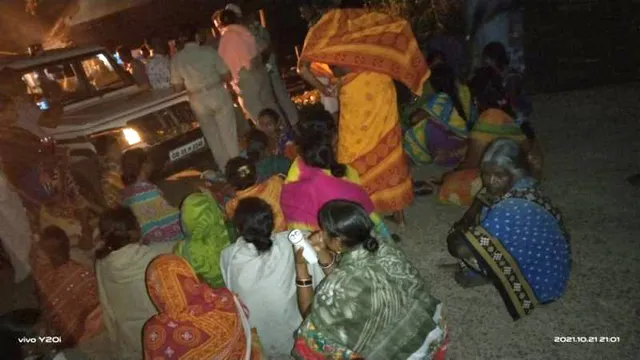 ଗଛରୁ ଚତୁର୍ଥ ଶ୍ରେଣୀ ଛାତ୍ରୀଙ୍କ ଶବ ଉଦ୍ଧାର ଘଟଣା: ସାଦା କାଗଜରେ ଦସ୍ତଖତ ନେଉଥିବା ବେଳେ ଉତ୍ତେଜନା, ପୁଲିସକୁ ଅଟକ ରଖିଲେ ଗ୍ରାମବାସୀ