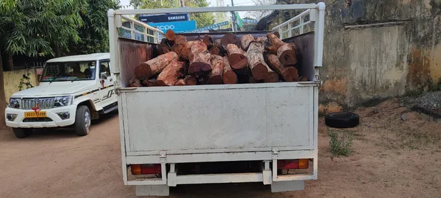 ଗାଡ଼ି ସହ ଲକ୍ଷାଧିକ ଟଙ୍କାର କାଠ ଜବତ: ଚୋରାଚାଲାଣକାରୀ ଫେରାର