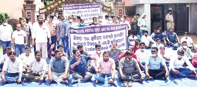 ସାମାଜିକ କାର୍ଯ୍ୟକ୍ରମ ପାଇଁ ଜାରି ନିର୍ଦ୍ଦେଶନାମାକୁ ବିରୋଧ: ବିଏମ୍‌ସି କାର୍ଯ୍ୟାଳୟ ଆଗରେ ଆନ୍ଦୋଳନ