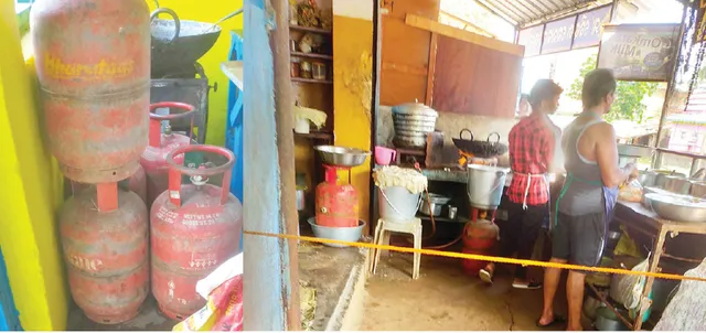 ନିଘୋଡ଼ ନିଦ୍ରାରେ ଯୋଗାଣ ବିଭାଗ: ଓଡ଼ଗାଁରେ ଘରୋଇ ଗ୍ୟାସ୍‌ କଳାବଜାରୀ, ଦର ଆକାଶଛୁଆଁ