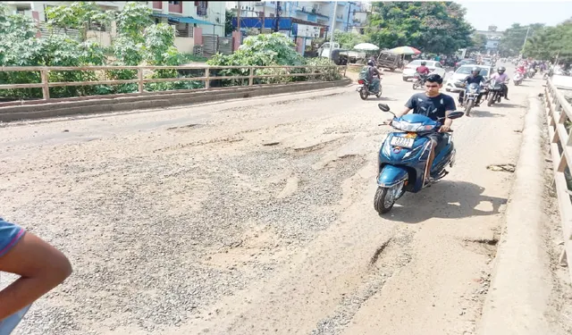 ବିପଦସଙ୍କୁଳ ନୀଳାଦ୍ରିବିହାର ପୋଲ: ଭୁଶୁଡ଼ିଲେ ଚେତିବେ!