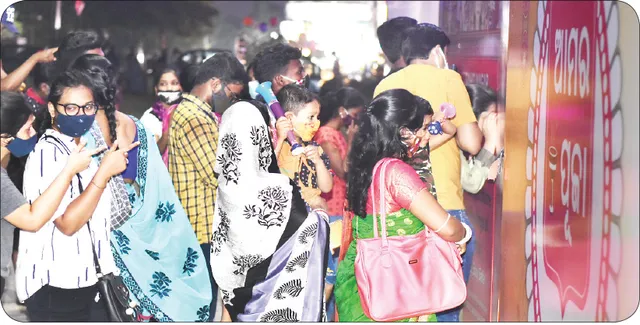 ଦେବୀଙ୍କ ଦର୍ଶନ ପାଇଁ ଭକ୍ତ ବ୍ୟାକୁଳ