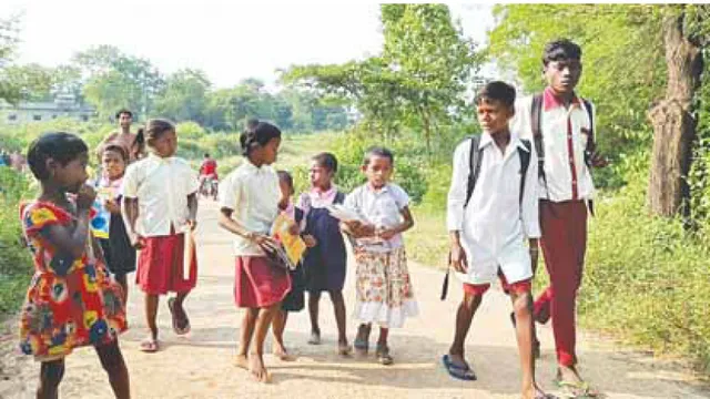 ଘର ଓଡ଼ିଶାରେ, ପାଠପଢ଼ା ଝାଡ଼ଖଣ୍ଡରେ: ୩ କିମି ଦୂରରେ ସ୍କୁଲ, ଅଙ୍ଗନବାଡ଼ି କେନ୍ଦ୍ର