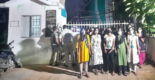 ଟ୍ରିନିଟି ନ୍ୟୁରୋ ହସ୍ପିଟାଲର ଦାଦାଗିରି:  ଦରମା ମାଗିଲେ ଛଟେଇ ଧମକ, ତାଲା ପକାଇଲେ ନର୍ସିଂ କର୍ମଚାରୀ