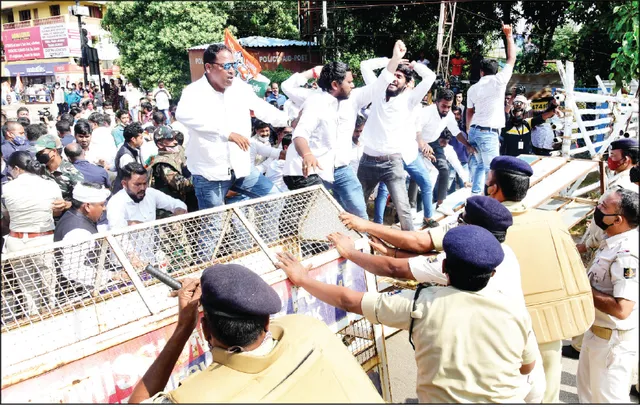 ମନ୍ତ୍ରୀଙ୍କ ବହିଷ୍କାର ଓ ଗିରଫ ଦାବିରେ ଯୁବ କଂଗ୍ରେସର ବିକ୍ଷୋଭ