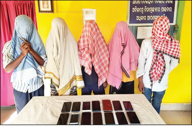 ୨ଭାଇଙ୍କ ସମେତ ୫ ଲୁଟେରା ଗିରଫ: ୧୪ ମୋବାଇଲ୍ ଓ ସ୍କୁଟି ଜବତ