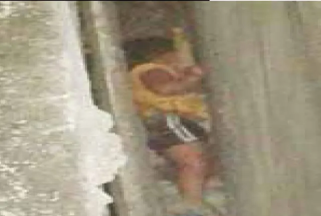 ଦୁଇ ଘର ମଝିରେ ଖସିପଡ଼ିଥିଲା, ୨ ଘଣ୍ଟା ପରେ ଉଦ୍ଧାର ହେଲା ଅଢ଼େଇ ବର୍ଷର ଶିଶୁ