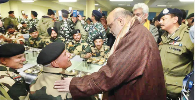 ସିଆର୍‌ପିଏଫ୍‌ ଶିବିରରେ ରାତି କାଟିଲେ ଶାହ, ସହିଦ ଯବାନଙ୍କୁ ଶ୍ରଦ୍ଧାଞ୍ଜଳି ଦେଲେ