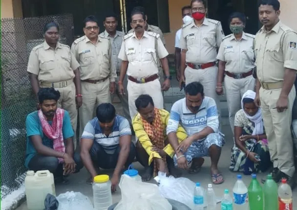 ଅବକାରୀ ଚଢ଼ଉ: ୫ ଗିରଫ, ୧୩୫ ଲିଟର ଦେଶୀ ମଦ ଜବତ