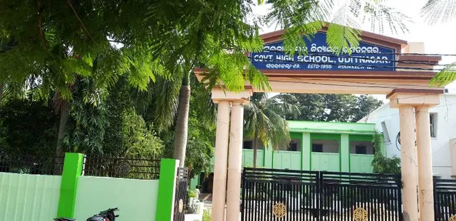 ଶିକ୍ଷକ ନାହାନ୍ତି, ଚକାଚକ୍‌ କରା ଯାଉଛି ସ୍କୁଲକୋଠା