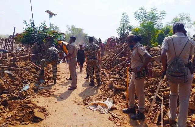 କାନପୁର ପ୍ରକଳ୍ପ ପାଇଁ ଉଚ୍ଛେଦ: ଦୁଇ ଗାଁରେ ବୁଲିଲା ଜେସିବି, ୮୧୧ ଘର ଚୂରମାର