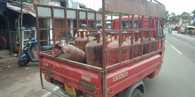 କମର୍ସିଆଲ୍ ଏଲ୍‌ପିଜି ଦାମ୍ ୧୦୦ ଟଙ୍କା ବଢ଼ିଲା