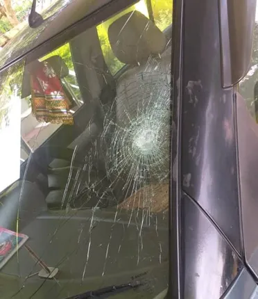 ସରପଞ୍ଚ ଗାଡ଼ି ଉପରେ ଦୁର୍ବୃତ୍ତଙ୍କ ଆକ୍ରମଣ, ଥାନାରେ ଏତଲା