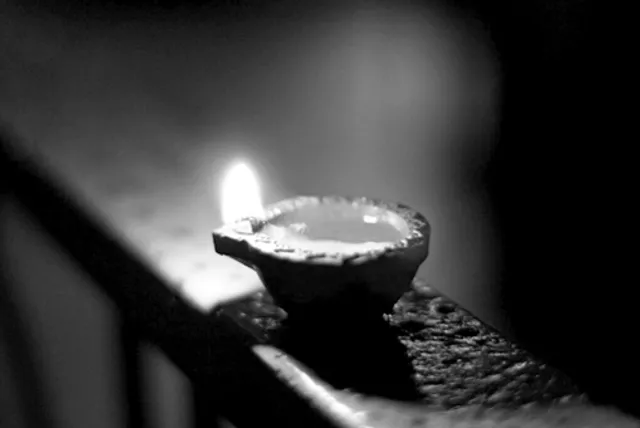 ଆଲୋକ ଜାଳି ଅନ୍ଧାର ଖୋଜିବା