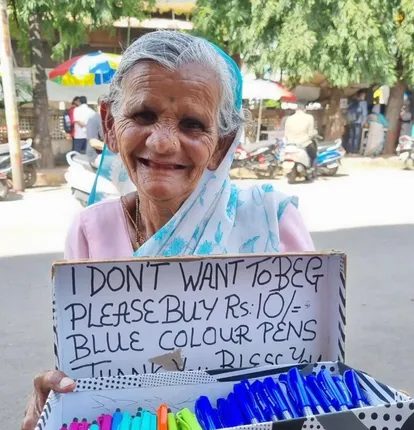 କାହା ଉପରେ ବୋଝ ନହୋଇ କଲମ ବିକି ନିଜ ପେଟକୁ ଦୁଇମୁଠା ଦାନା ଦେଉଛନ୍ତି ବୃଦ୍ଧା