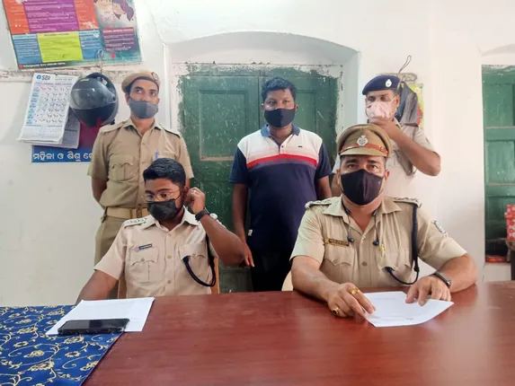 ସରକାରୀ ଚାକିରି ପ୍ରତିଶ୍ରୁତି ଦେଇ ଲକ୍ଷାଧିକ ଠକେଇ, ବନ୍ଧାହେଲେ ରେଳ ଅଧିକାରୀ