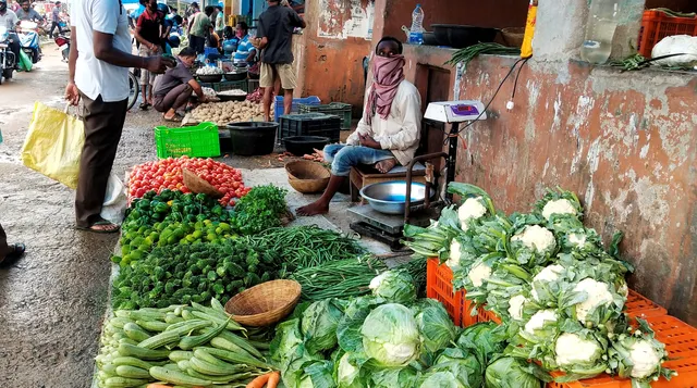 କାର୍ତ୍ତିକ ଆରମ୍ଭରୁ କନ୍ଦାଇଲା ପରିବା, ମହଙ୍ଗା ମାଡ଼ରେ ଖାଉଟି ଚେପା