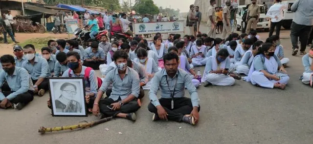 ଏମପିସି ସ୍ବୟଂଶାସିତ ମହାବିଦ୍ୟାଳୟରେ ଥମୁନି ଛାତ୍ର ଅଶାନ୍ତି, ଫି’ ହ୍ରାସକୁ ନେଇ ଛାତ୍ରଛାତ୍ରୀଙ୍କ ୧୮ ନଂ ଜାତୀୟ ରାଜପଥ ଅବରୋଧ