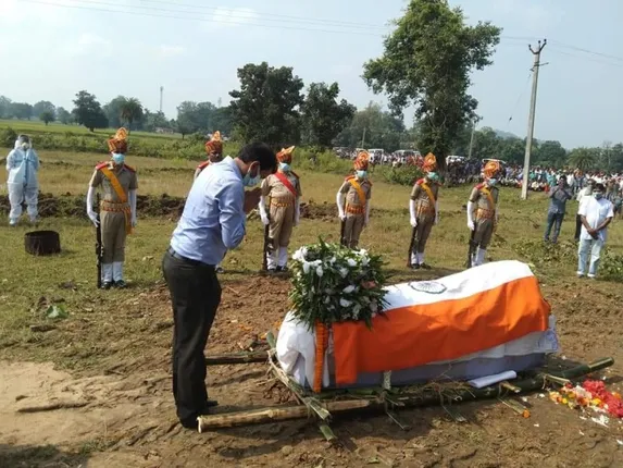 ପ୍ରହ୍ଲାଦ ଦୋରାଙ୍କୁ ରାଷ୍ଟ୍ରୀୟ ମର୍ଯ୍ୟଦା ସହ ଗାର୍ଡ ଅଫ୍‌ ଅନର ପ୍ରଦାନ, ପୈତୃକ ଗ୍ରାମରେ ଶେଷକୃତ ସଂପନ୍ନ