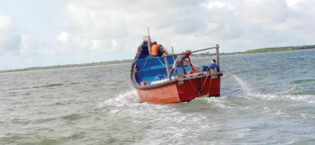 ମଝି ସମୁଦ୍ରରେ ୪ ମତ୍ସ୍ୟଜୀବୀଙ୍କୁ ଆକ୍ରମଣ, ବୋଟ ବୁଡ଼ାଇ ଦେବାକୁ ଉଦ୍ୟମ