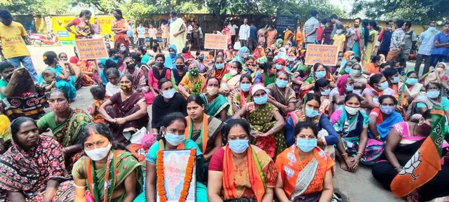 ବସ୍ତି ବାସିନ୍ଦାଙ୍କୁ ଉଚ୍ଛେଦ ପ୍ରତିବାଦରେ ରାସ୍ତାରୋକ ; ବିଜେପି ନେତା, କର୍ମୀଙ୍କୁ ଉଠାଇନେଲା ପୁଲିସ୍