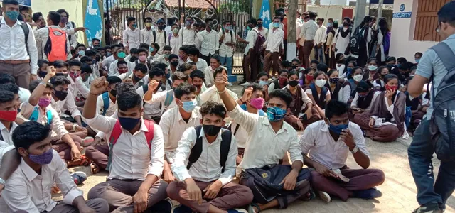 ରାୟଗଡ଼ା ସ୍ୱଂୟଶାସିତ ମହାବିଦ୍ୟାଳୟରେ ଛାତ୍ର ଅଶାନ୍ତି, ଅନଲାଇନ୍ ପରୀକ୍ଷା ଦାବିରେ ଗେଟରେ ଝୁଲାଇଲେ ତାଲା